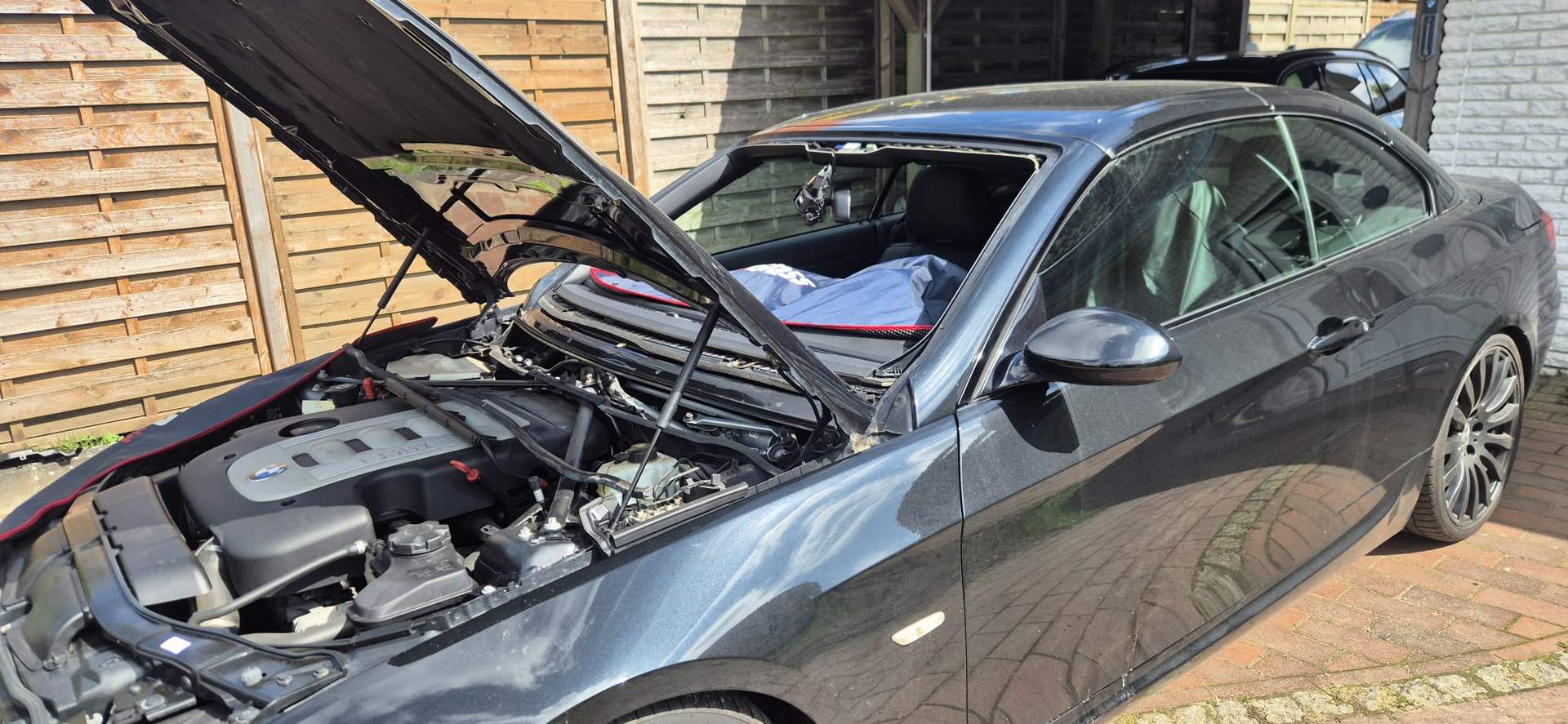 Vorbereitungsarbeiten im Motorraum für einen sicheren Scheibenwechsel